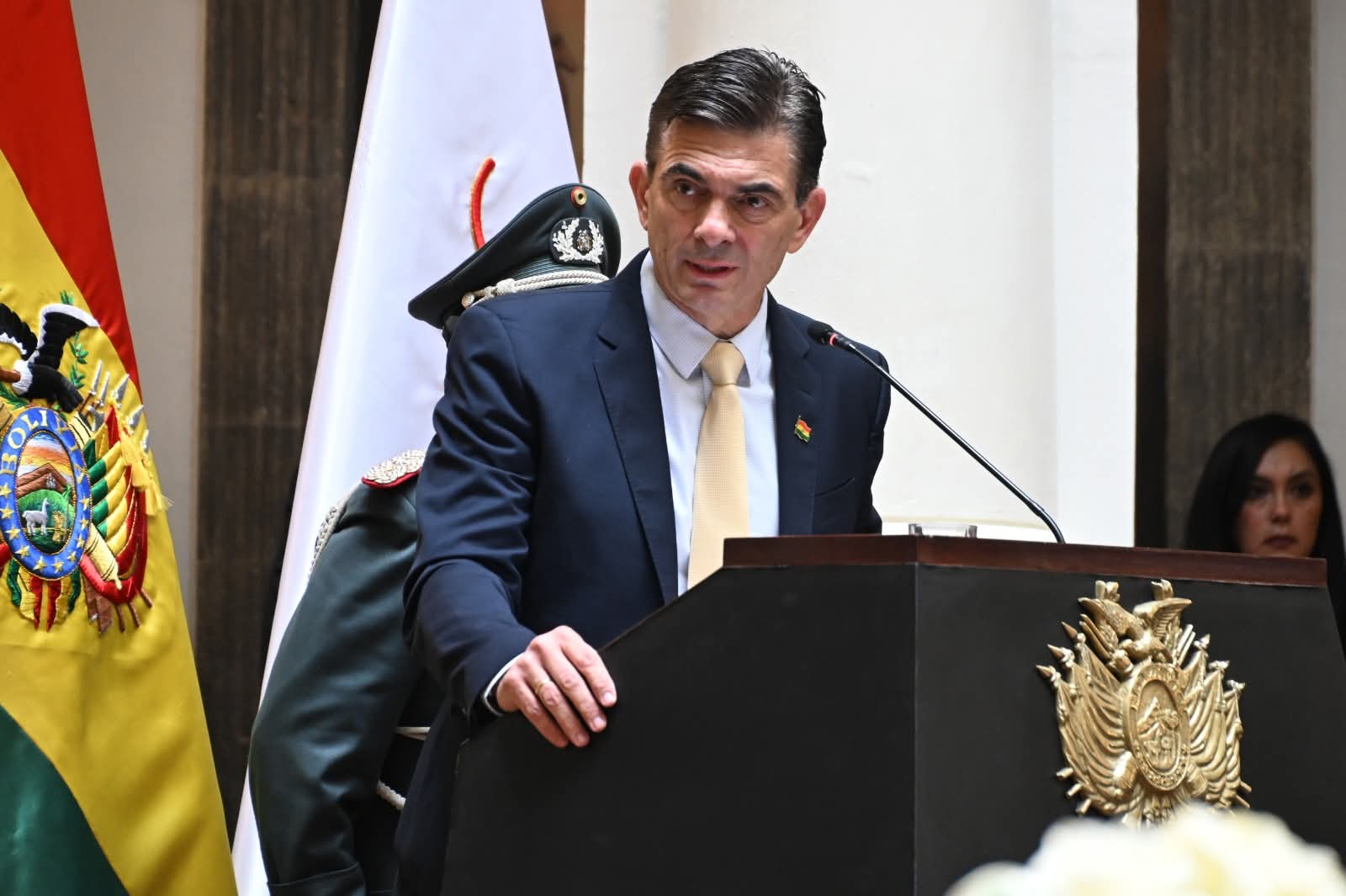 Decreto permite a Rodrigo Paz a gobernar desde el exterior