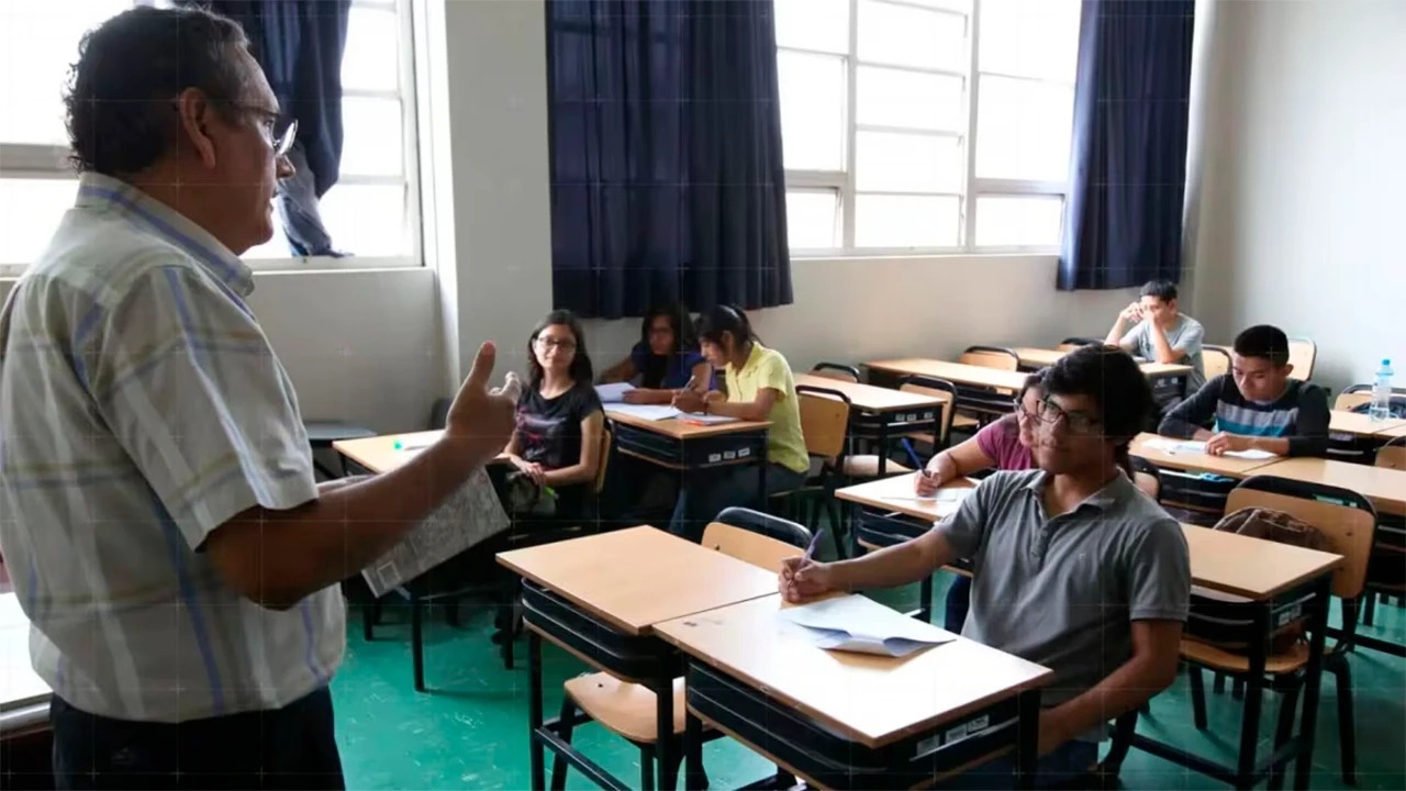 Docentes antiguos podrán enseñar sin maestría ni doctorado