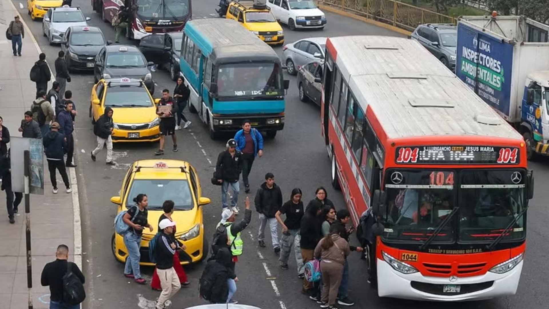Paro de transportistas generó caos en Lima