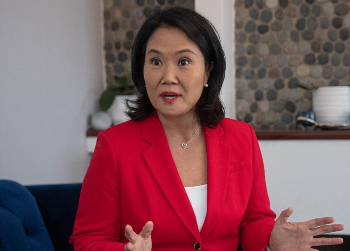 Keiko Fujimori con la espada desenvainada