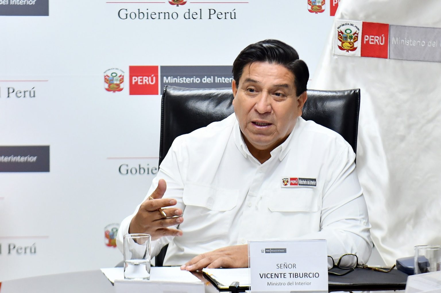 Escándalo en compra de avión de US$ 63 millones embarra a ministro del Interior