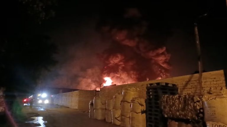 Incendio consumió fábrica de plástico