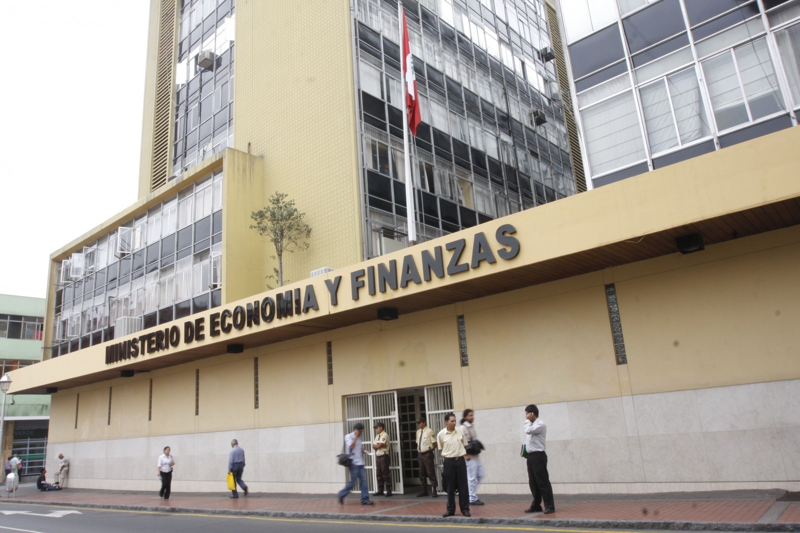 MEF decreta bono de S/ 100 para estatales