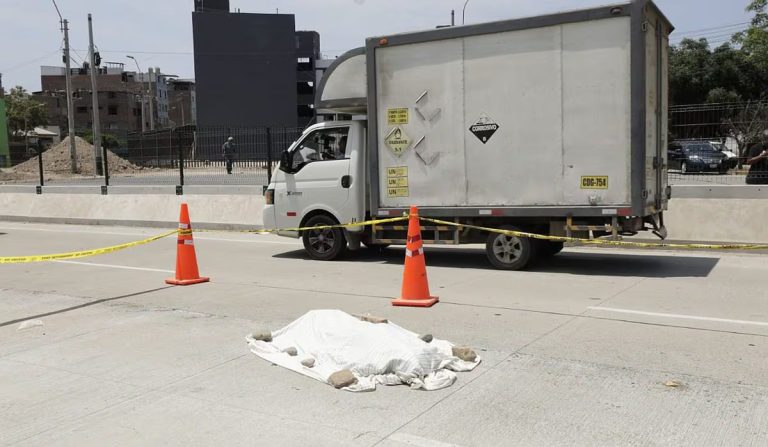 Mujer muere atropellada por auto en Surco
