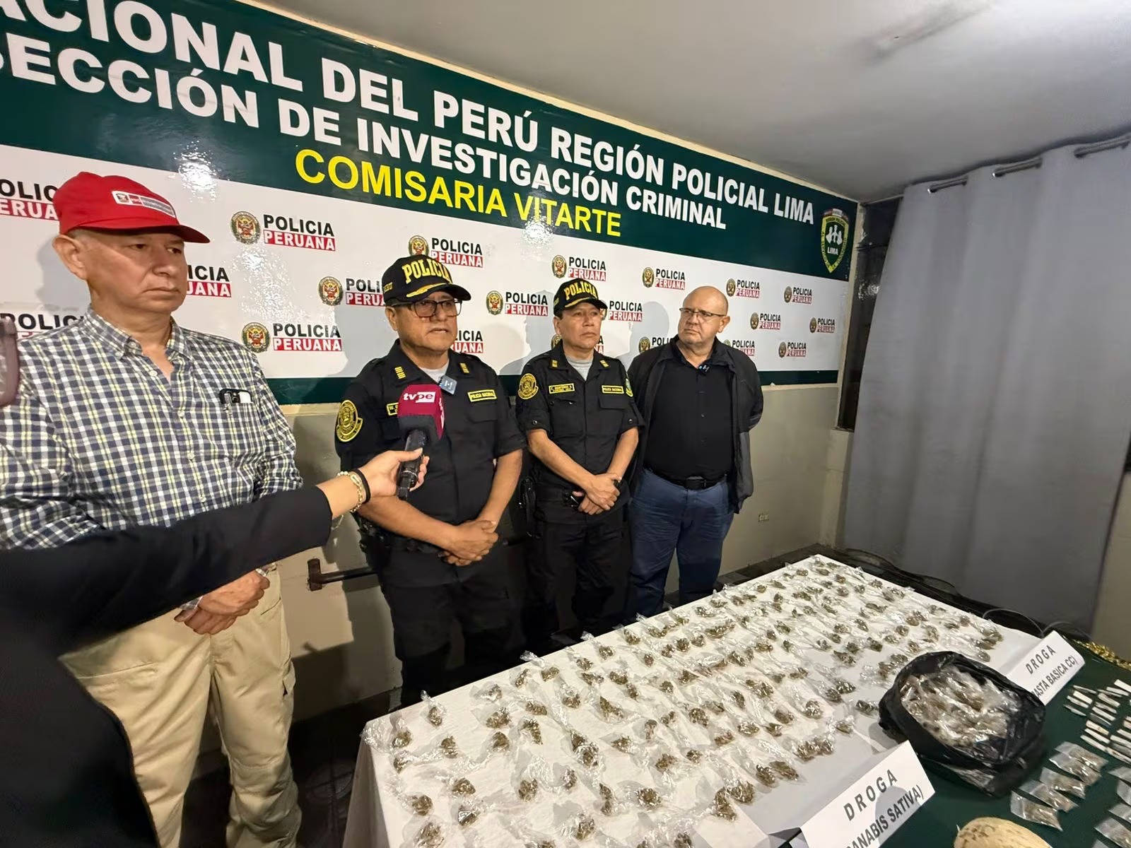 Ate: PNP detiene a 10 e incauta armas y drogas