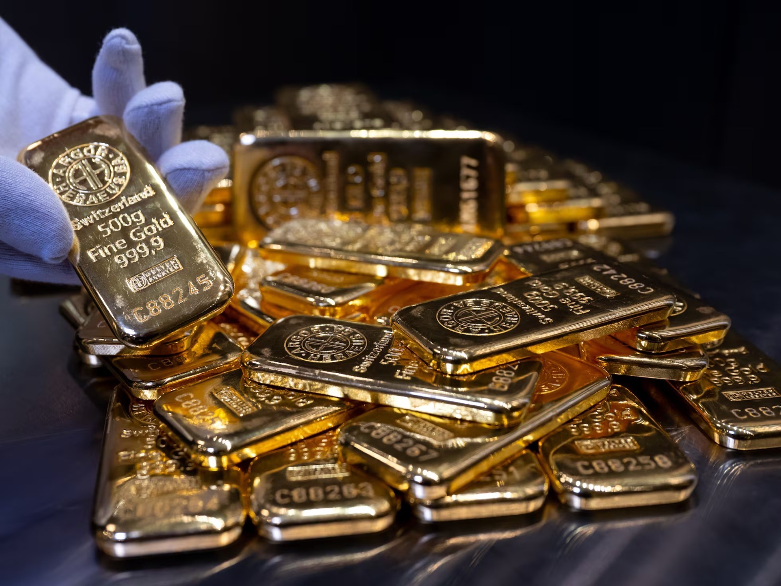 Precio del oro sufre una caída histórica