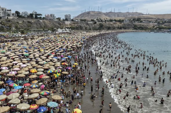 Más de 50 playas de Lima presentan riesgo sanitario