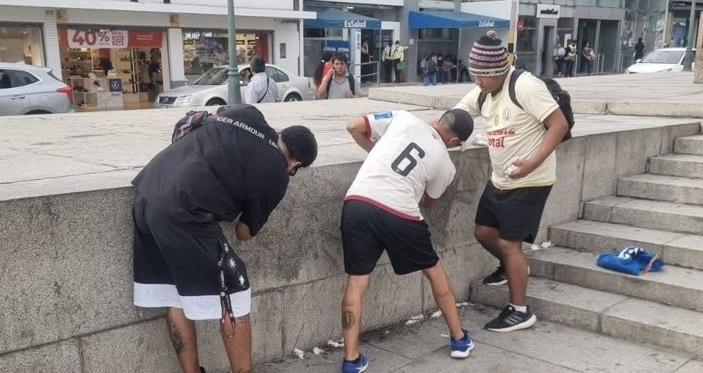 Tacna: Hinchas de Universitario limpiaron monumento tras actos vandálicos