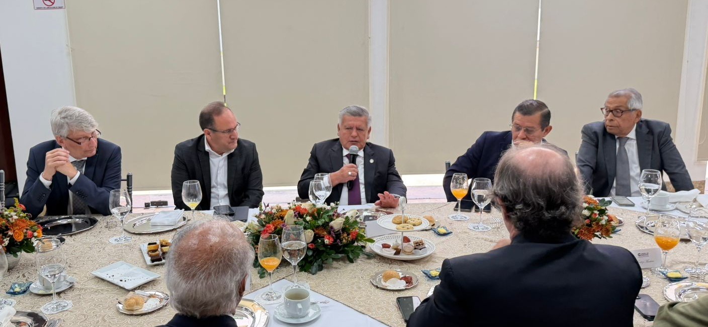 Candidato César Acuña sostuvo reunión con representantes de la Sociedad Nacional de Industrias