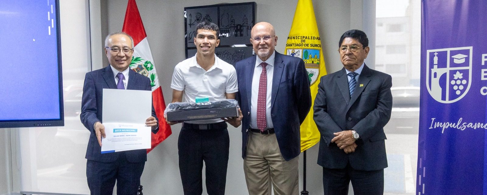 Alumnos brillantes de colegios públicos de Surco reciben becas