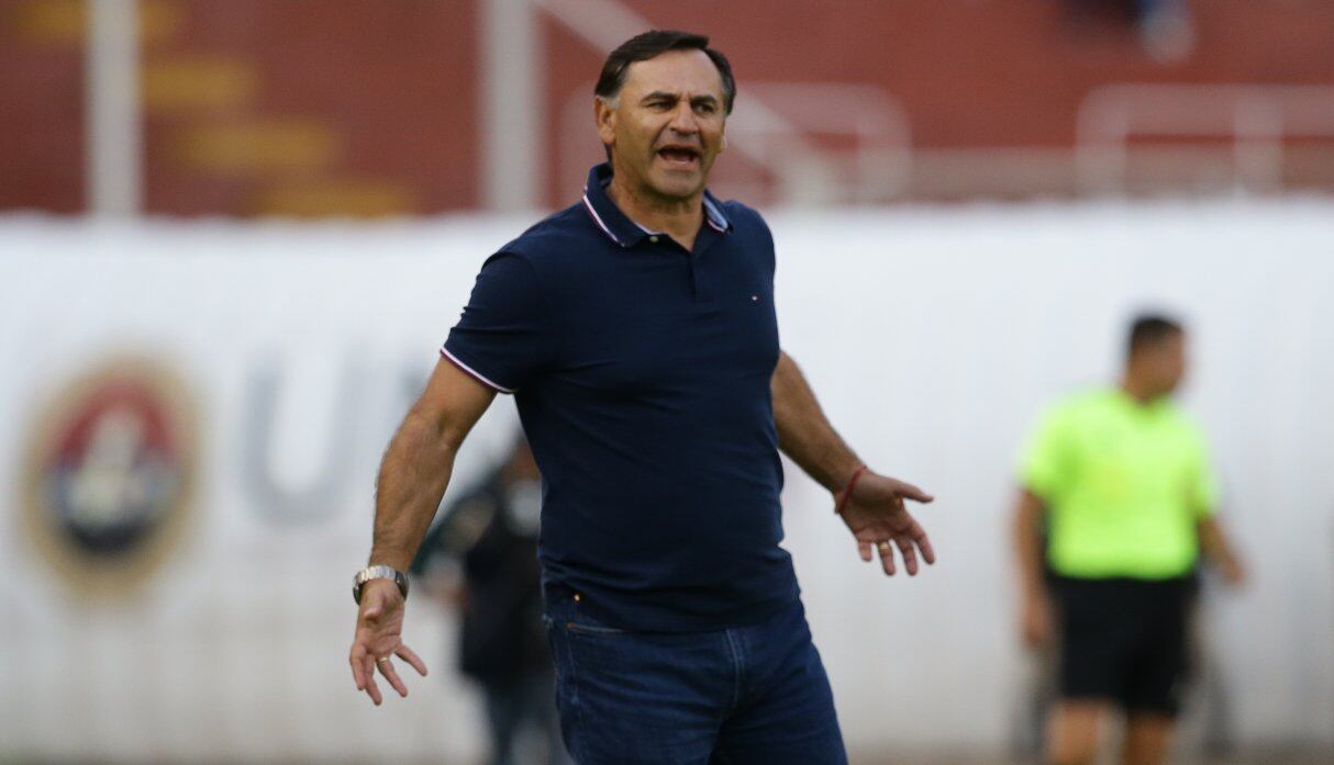 Carlos Bustos: objetivo es posicionarnos en la tabla