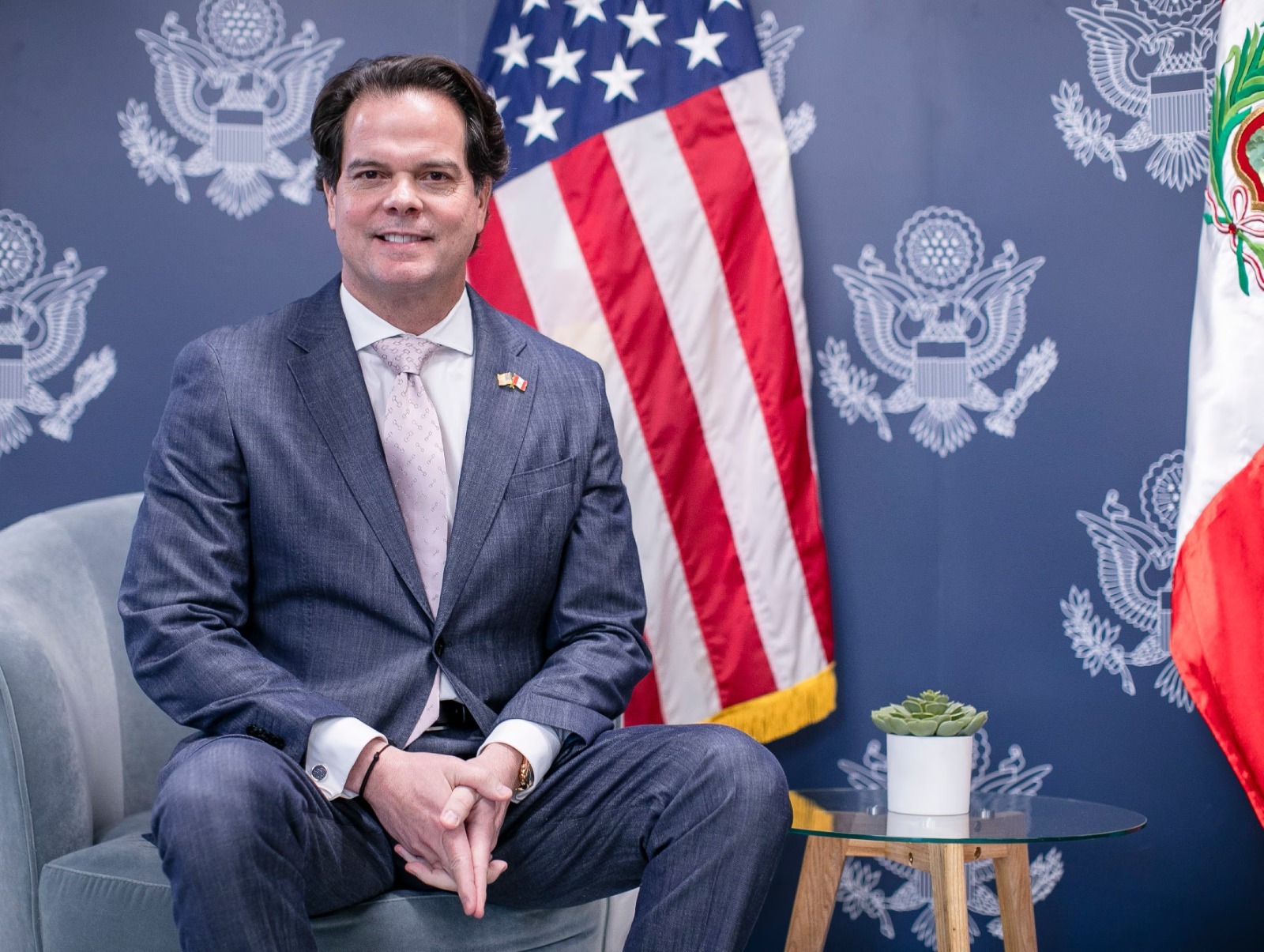 Embajador de Trump afirma que China saquea mar peruano