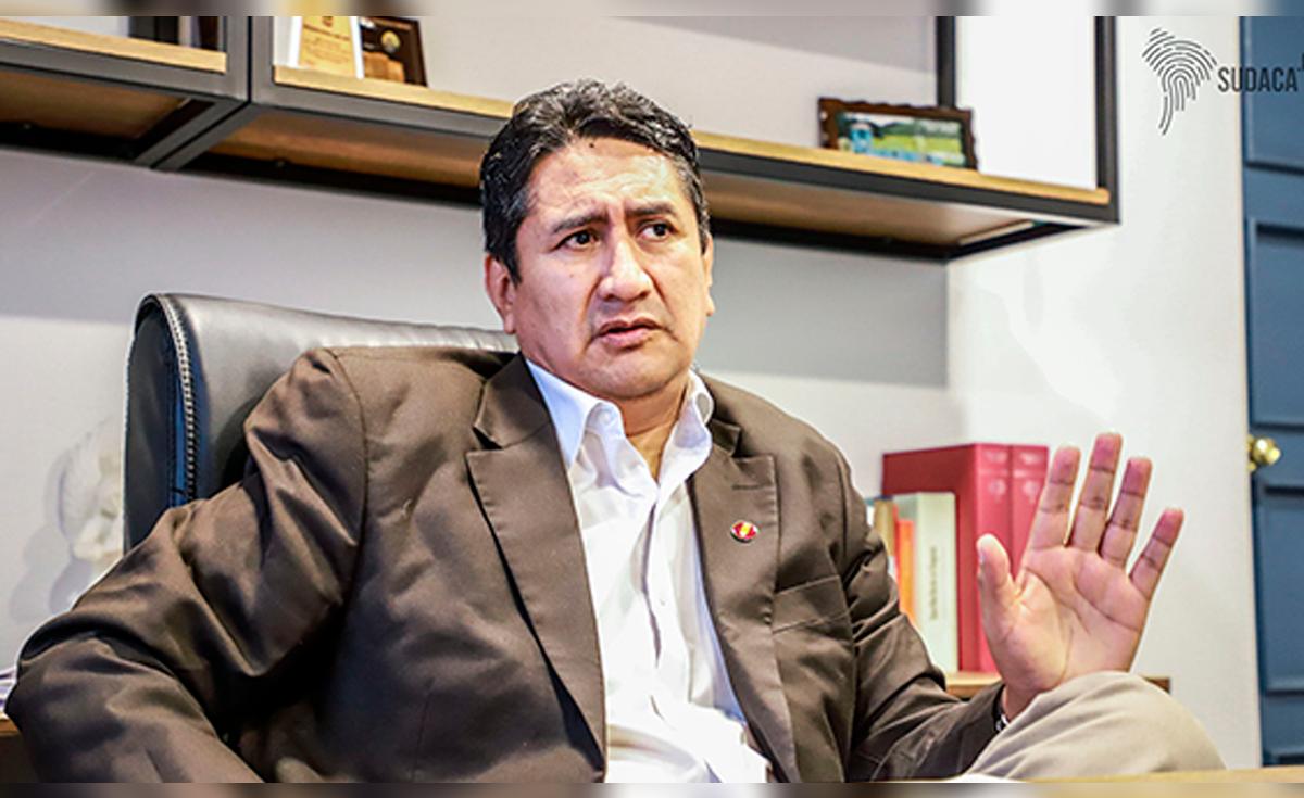 Cerrón tilda de farsante y oportunista a López Chau