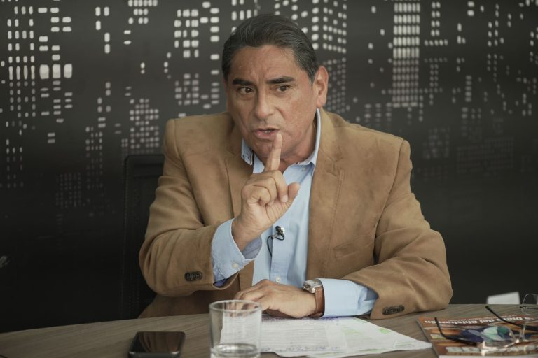 Carlos Álvarez amenaza renunciar a su candidatura