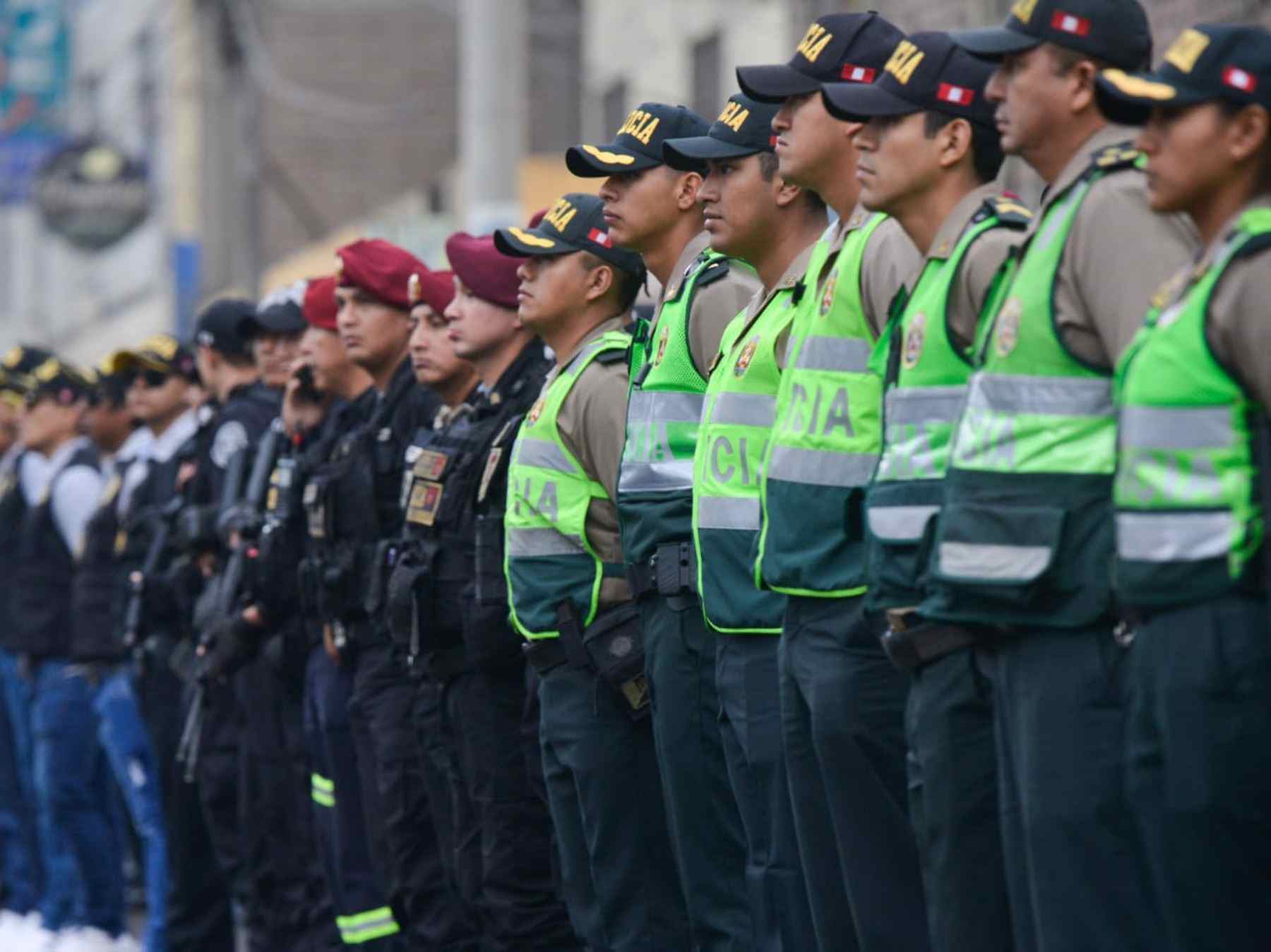 Policías y militares en pie de lucha por aumento de 81%