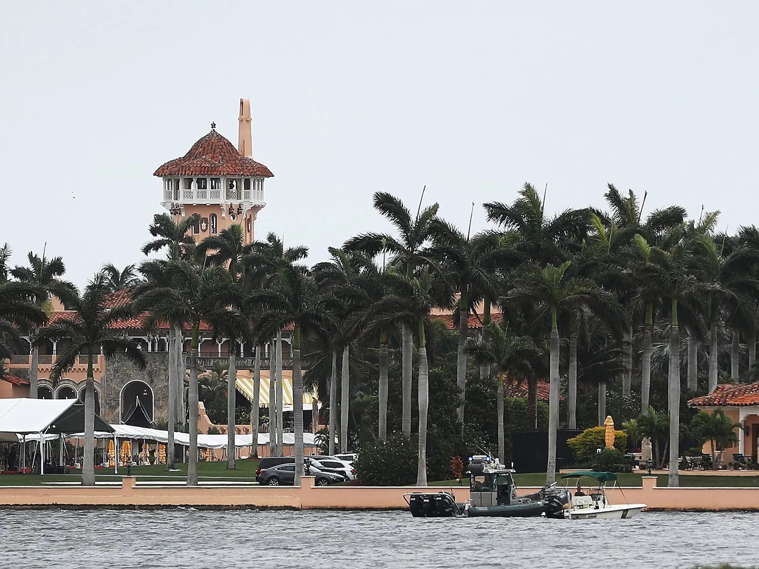 Hombre armado es abatido al intentar ingresar a Mar-a-Lago
