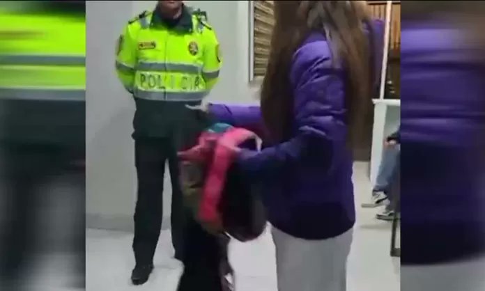 Candidata de Podemos Perú lanza insultos racistas a policías en comisaría de Santiago