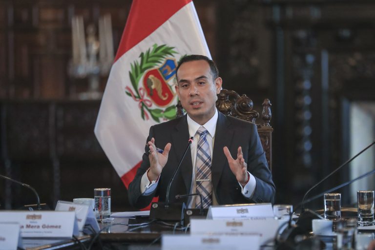 José Jerí perdió 21 puntos de respaldo desde que asumió el cargo