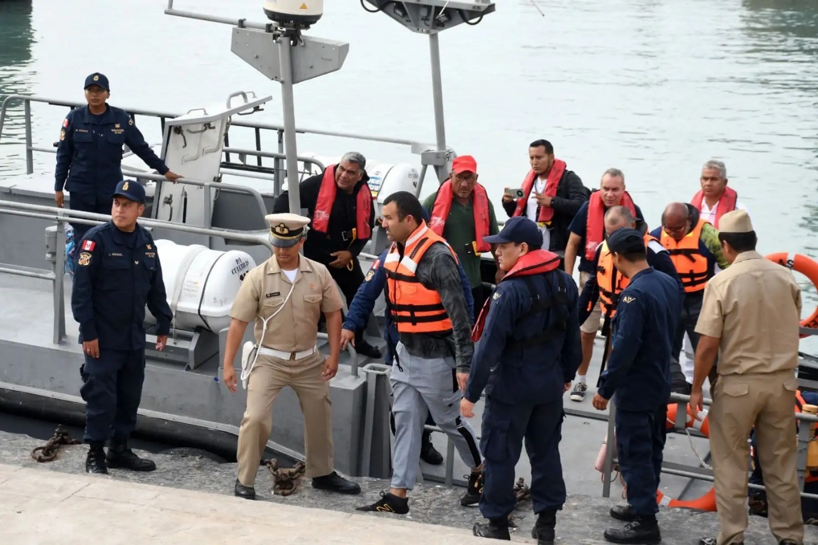 Marina de Perú y EEUU salvan a 27 tripulantes de barco venezolano