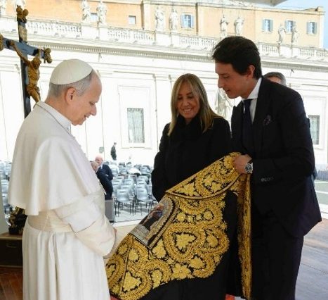 Histórico: Roca Rey entregó su capote del Señor de los Milagros al Papa León XIV