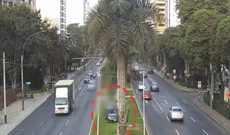 San Isidro: auto invade berma y atropella a joven