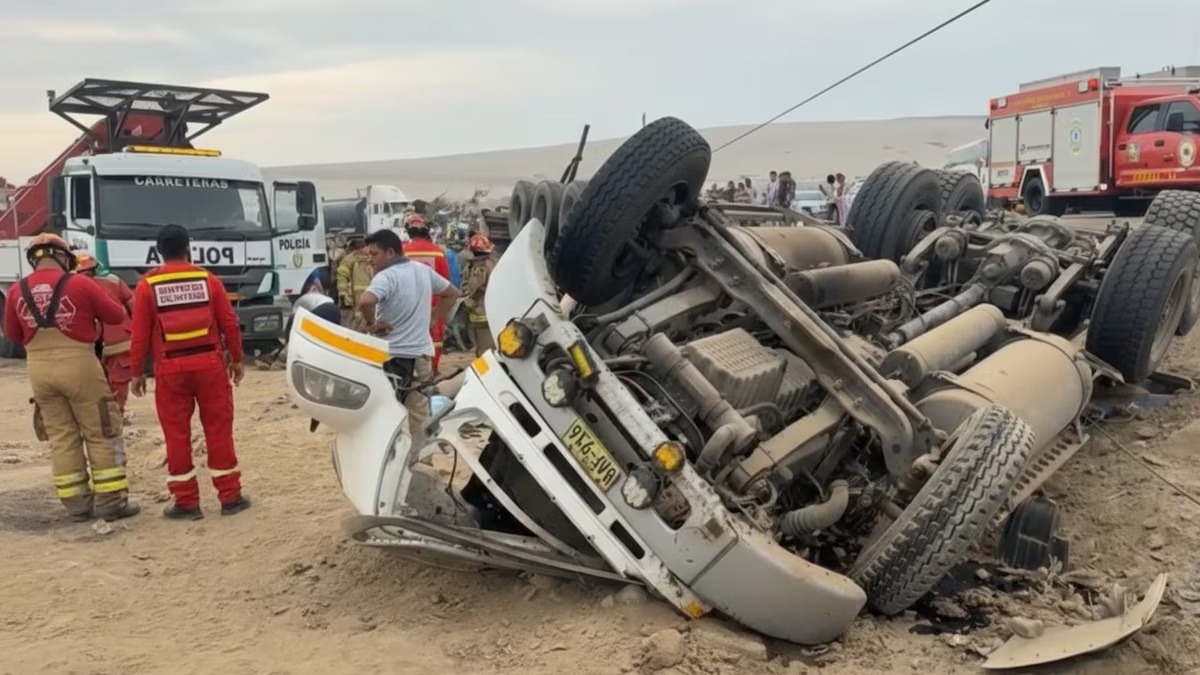 Tráiler aplasta minivan y deja varios fallecidos