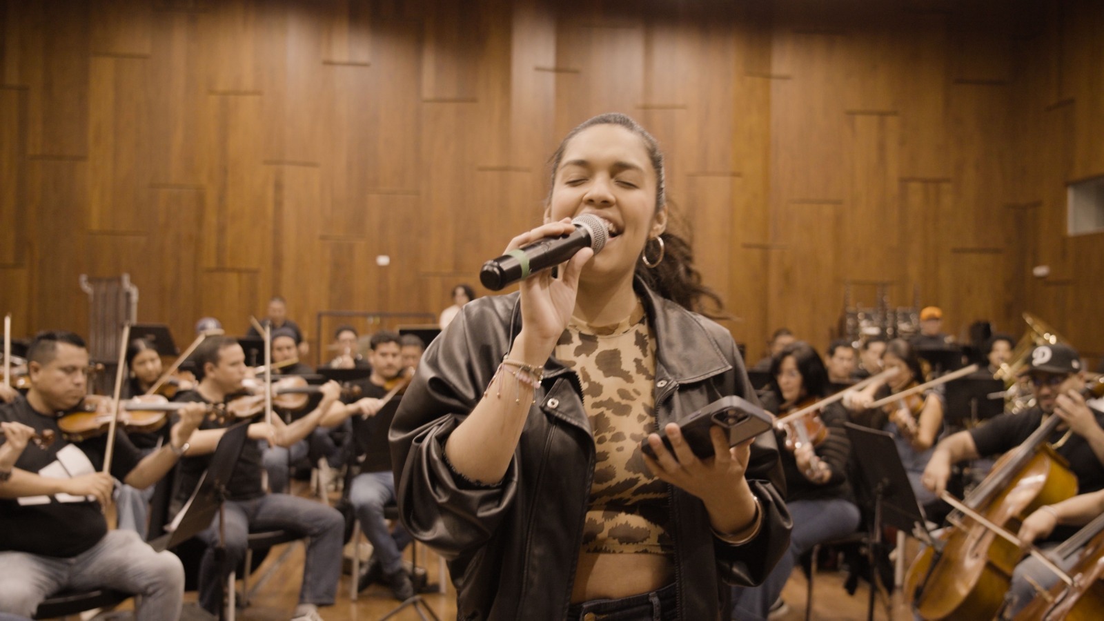 Reggaetón Sinfónico enciende Lima con flow clásico