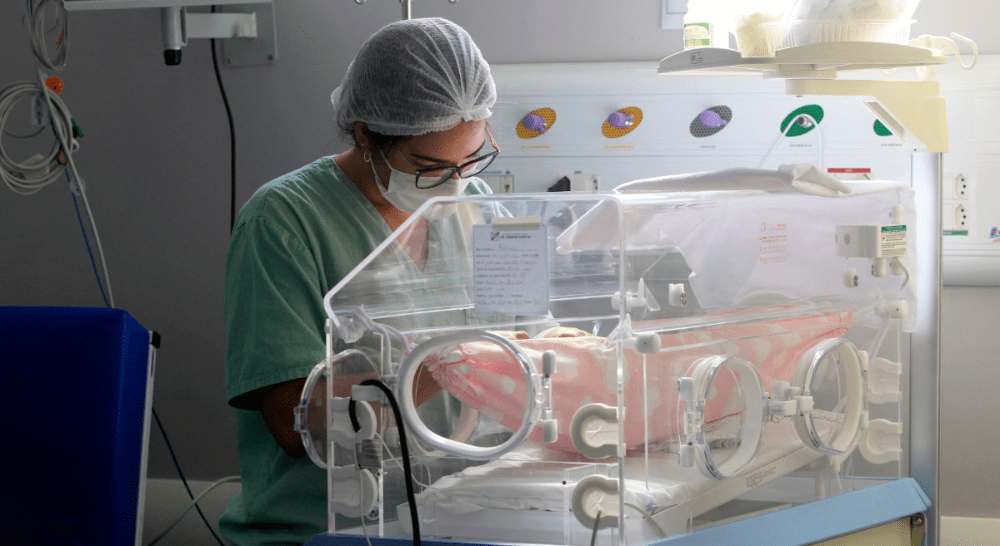 Bebé de un mes permanece en UCI tras sufrir maltratos de sus padres