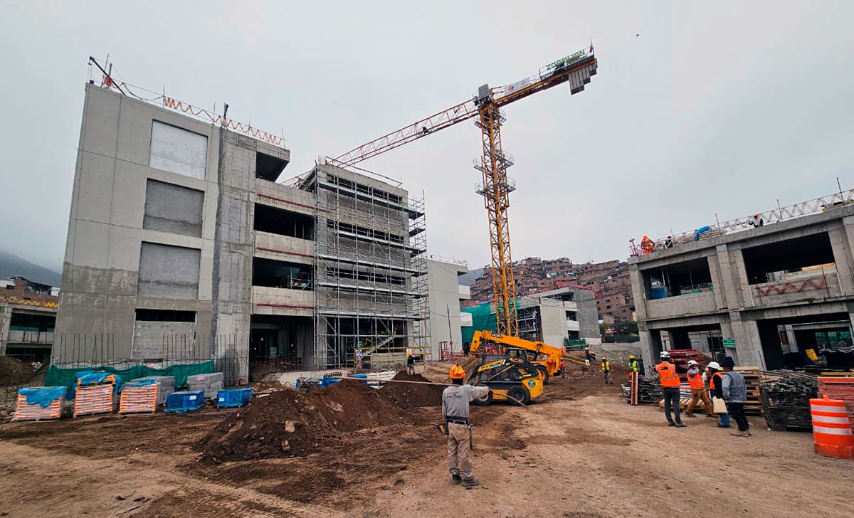 Padres de familia de S.J.L exigen culminar remodelación del colegio Bicentenario