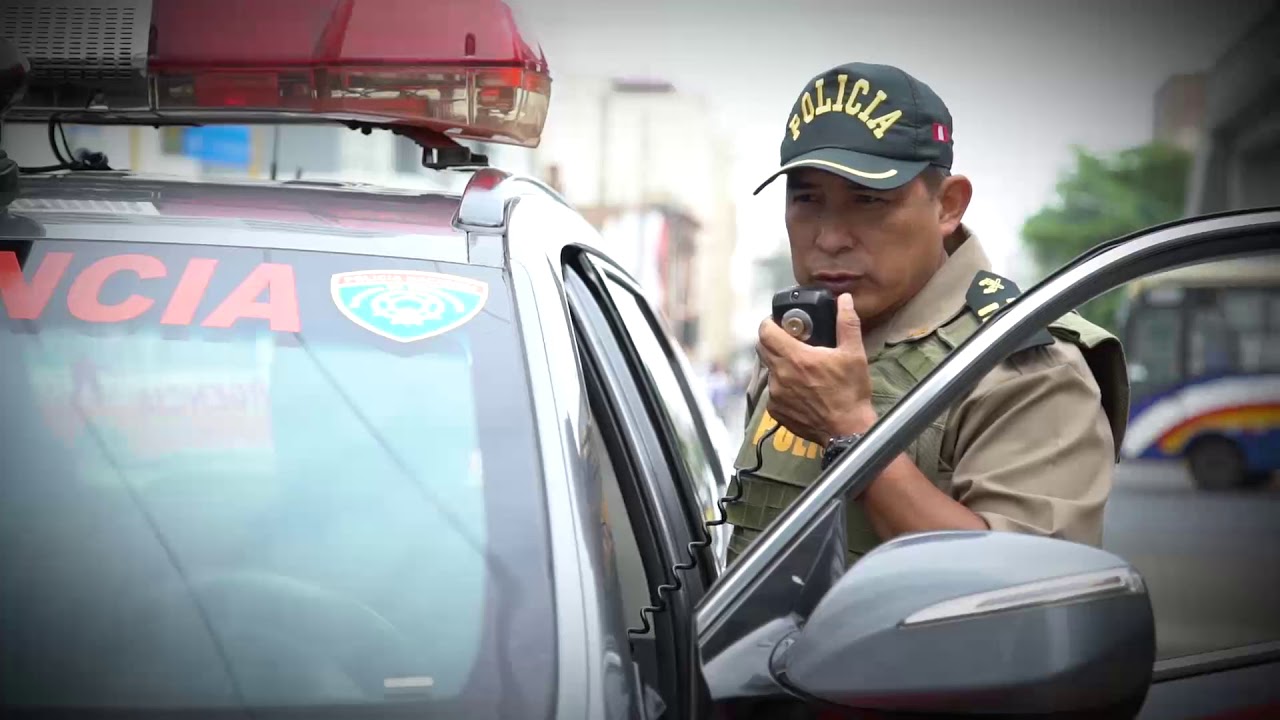 PNP interviene búnker de extorsionadores en SMP: mujer fallece al intentar huir por el techo