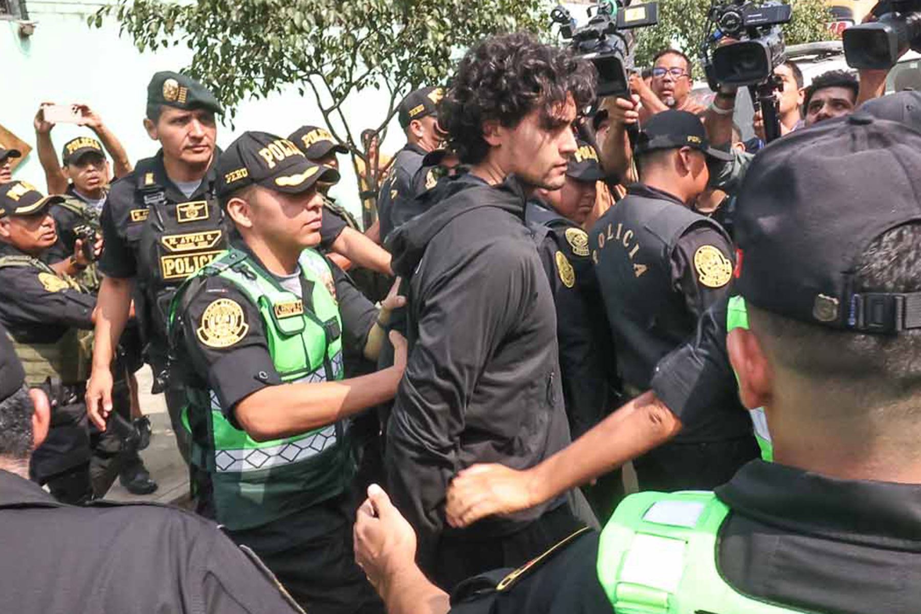 Adrián Villar sale enmarrocado a la espera de que el INPE asigne el penal donde cumplirá prisión preventiva