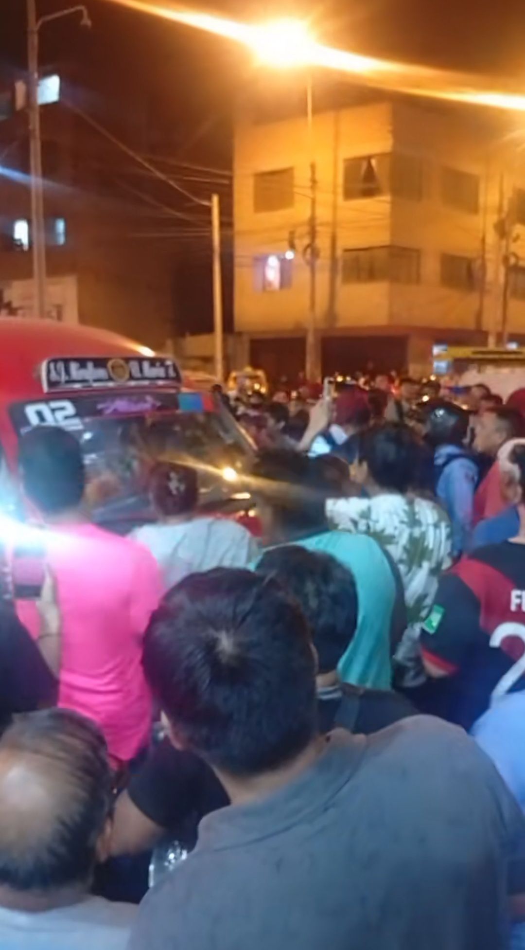 Extorsión en SJM: combi es baleada y deja chofer herido en ataque armado