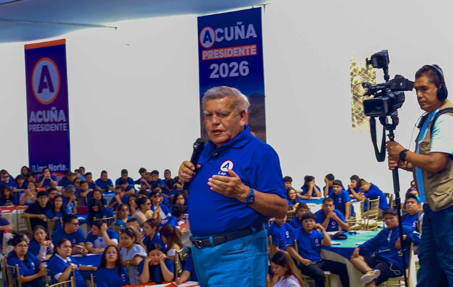 Candidato César Acuña instó a jóvenes a defender su esfuerzo y no bajar la cabeza