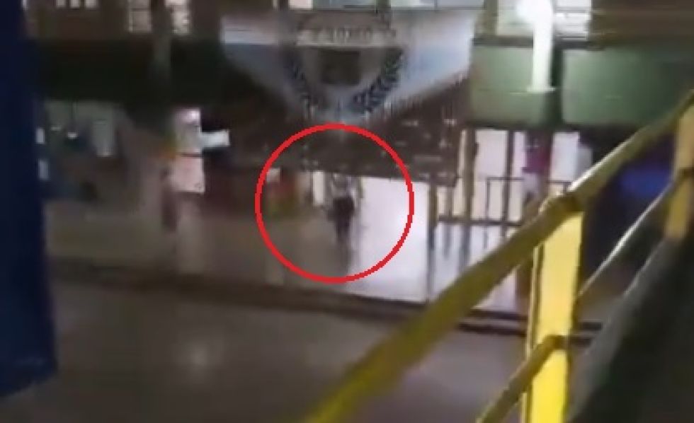 Estudiante asesina a compañero tras disparar dentro de un colegio