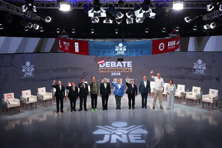 Despluman a López Chau en el debate presidencial