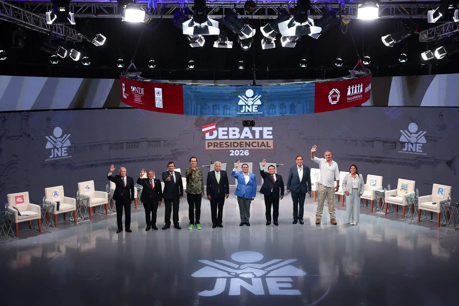 Despluman a López Chau en el debate presidencial