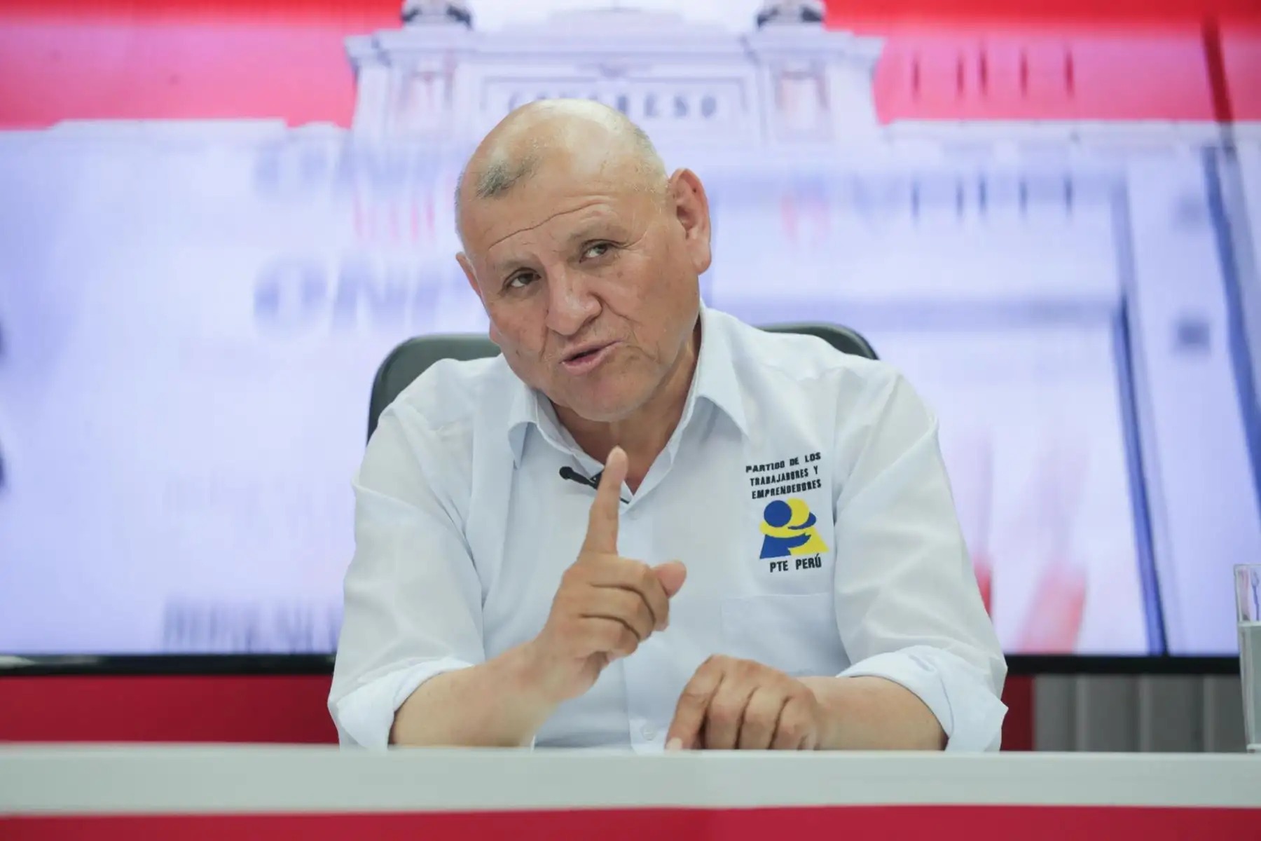 Candidato presidencial Napoleón Becerra muere en accidente de tránsito