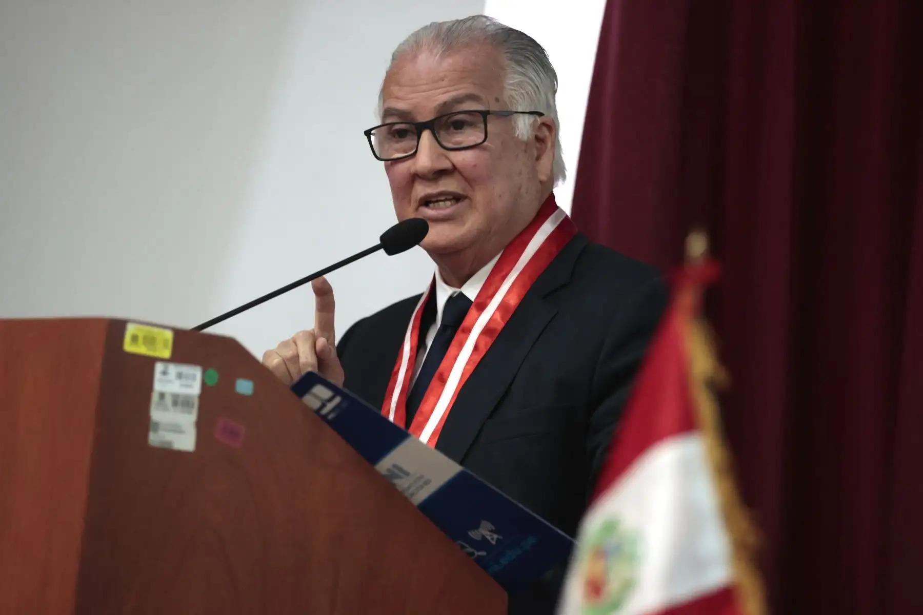 López Chau alista guerra sucia en redes sociales