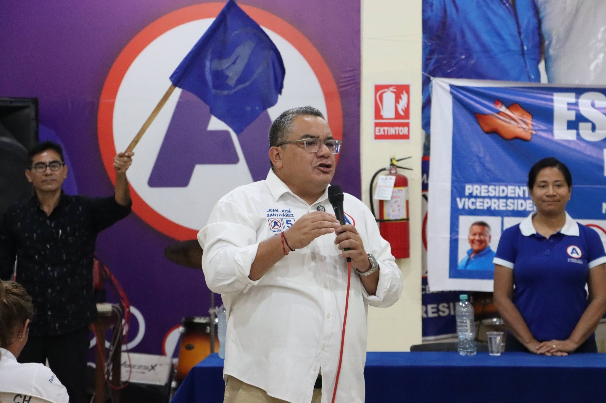 Santiváñez denuncia complot en su contra