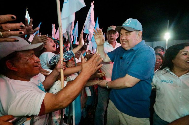 López Aliaga promete niños “bien papeados”