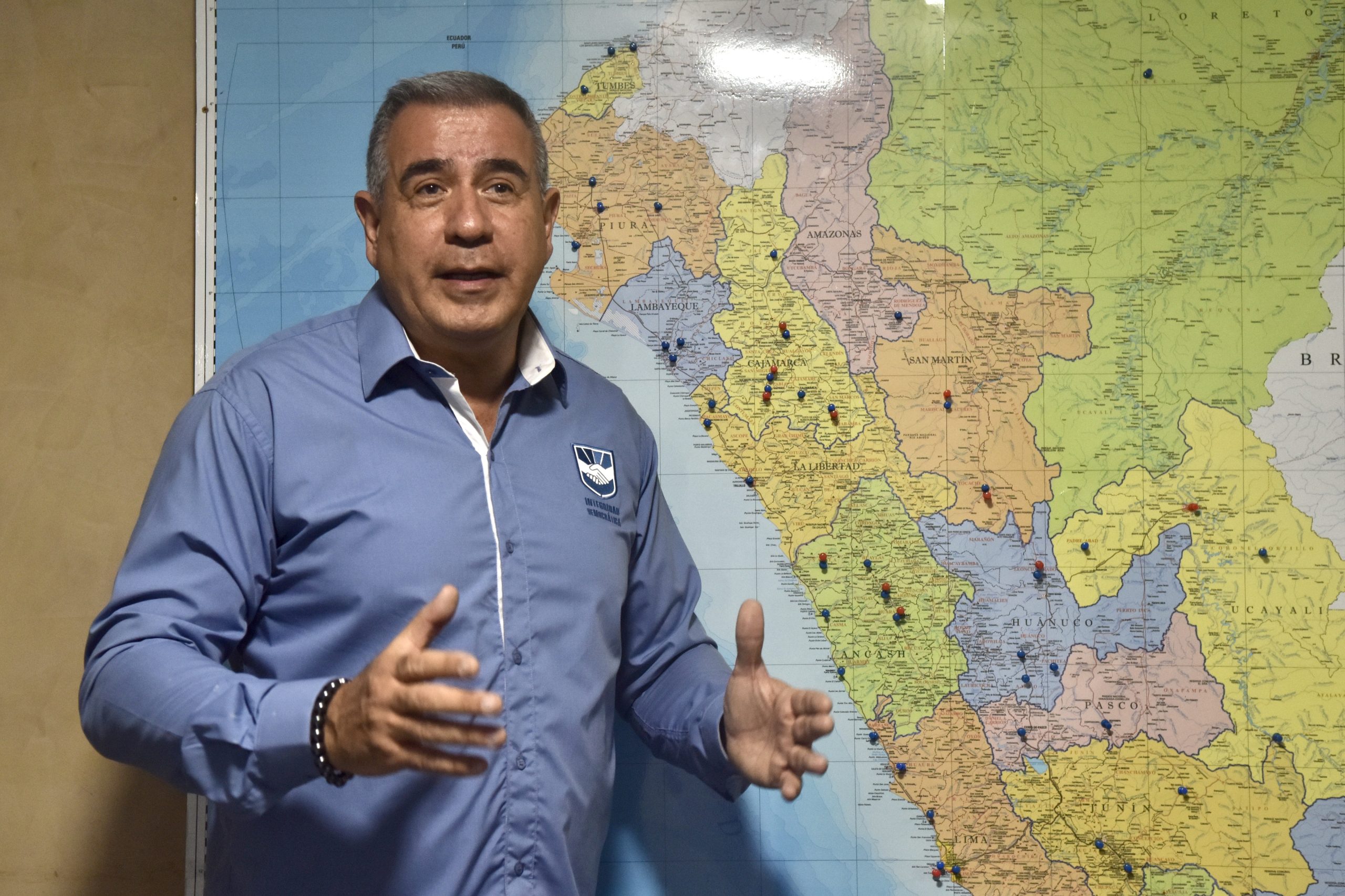 Chats complican a Wolfgang Grozo