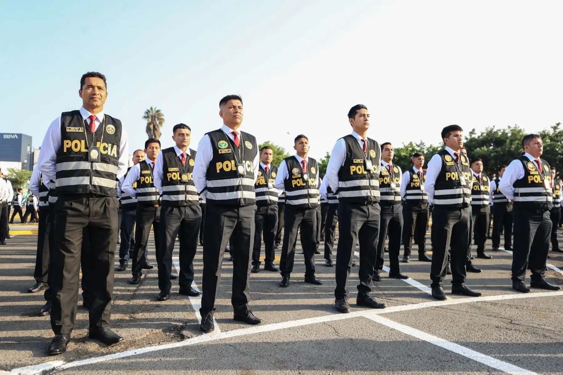 Conoce cuánto recibirán Policías y FFAA por sus intereses tras pago del 2%