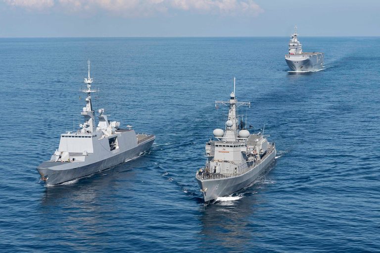 Francia despliega buques de guerra