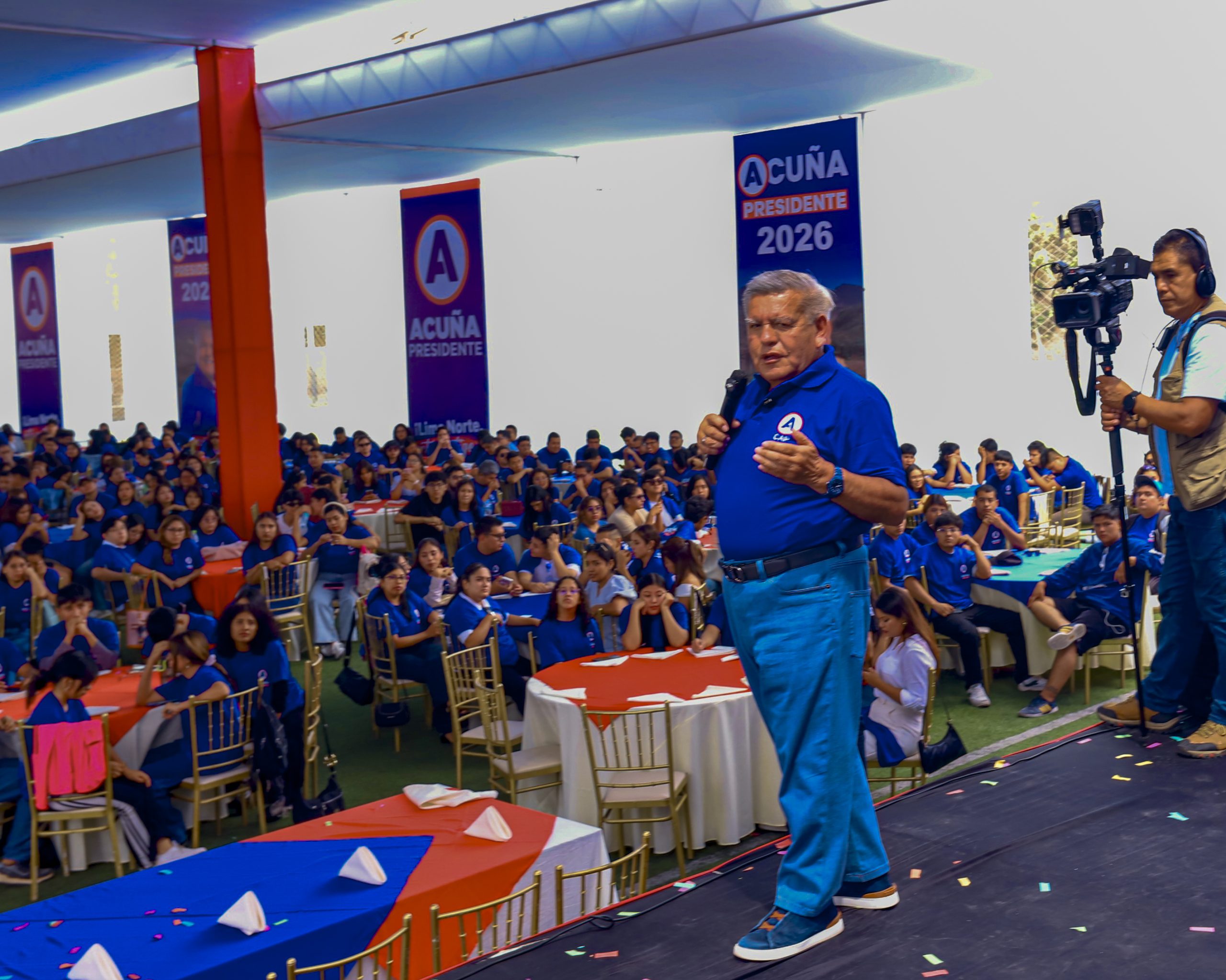 Acuña instó a jóvenes a defender su esfuerzo y no bajar la cabeza