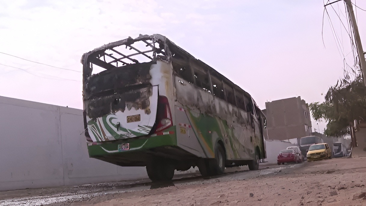 Incendian dos buses en Comas