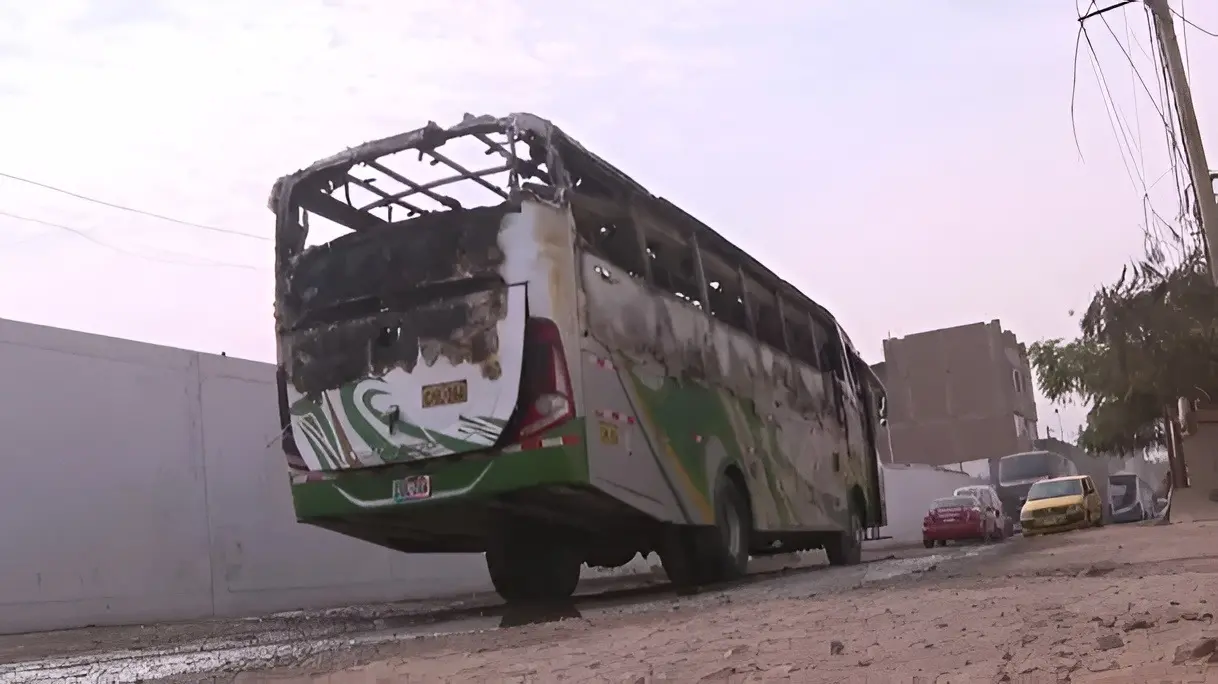 Incendian dos buses en Comas