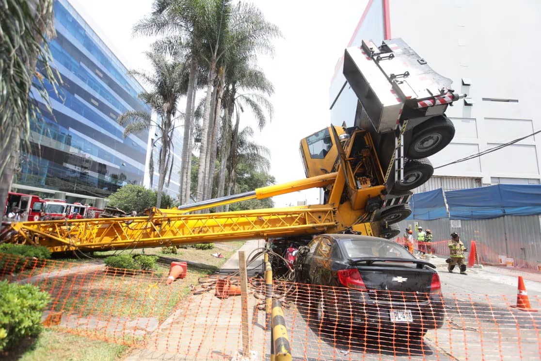 Surco: Inmensa grúa se volcó y aplastó 2 autos y una moto