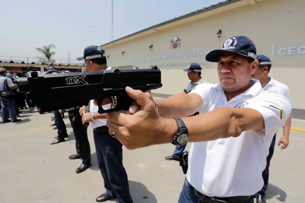 Mininter autoriza uso de pistolas eléctricas y gas pimienta para serenos