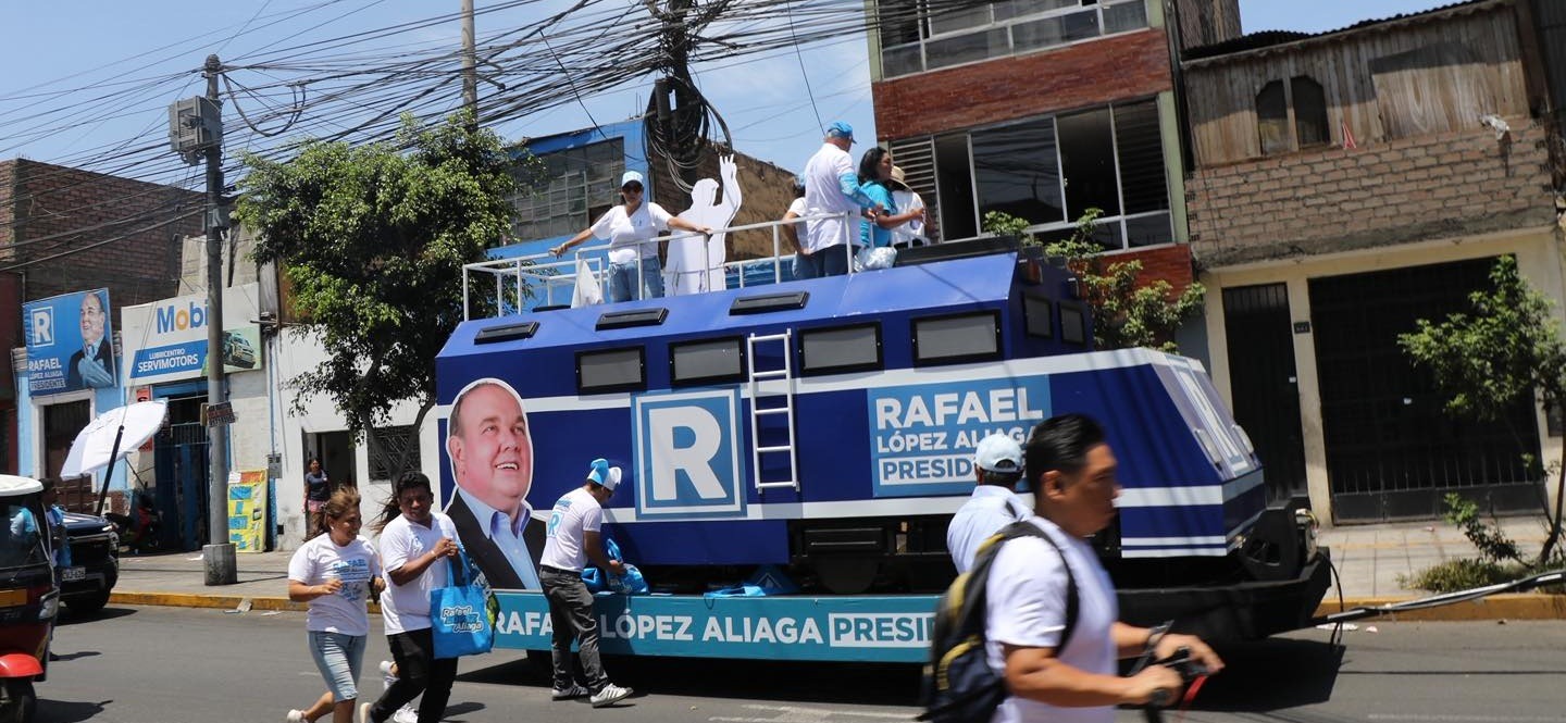 Multitudinaria caravana a favor de López Aliaga en el Rímac