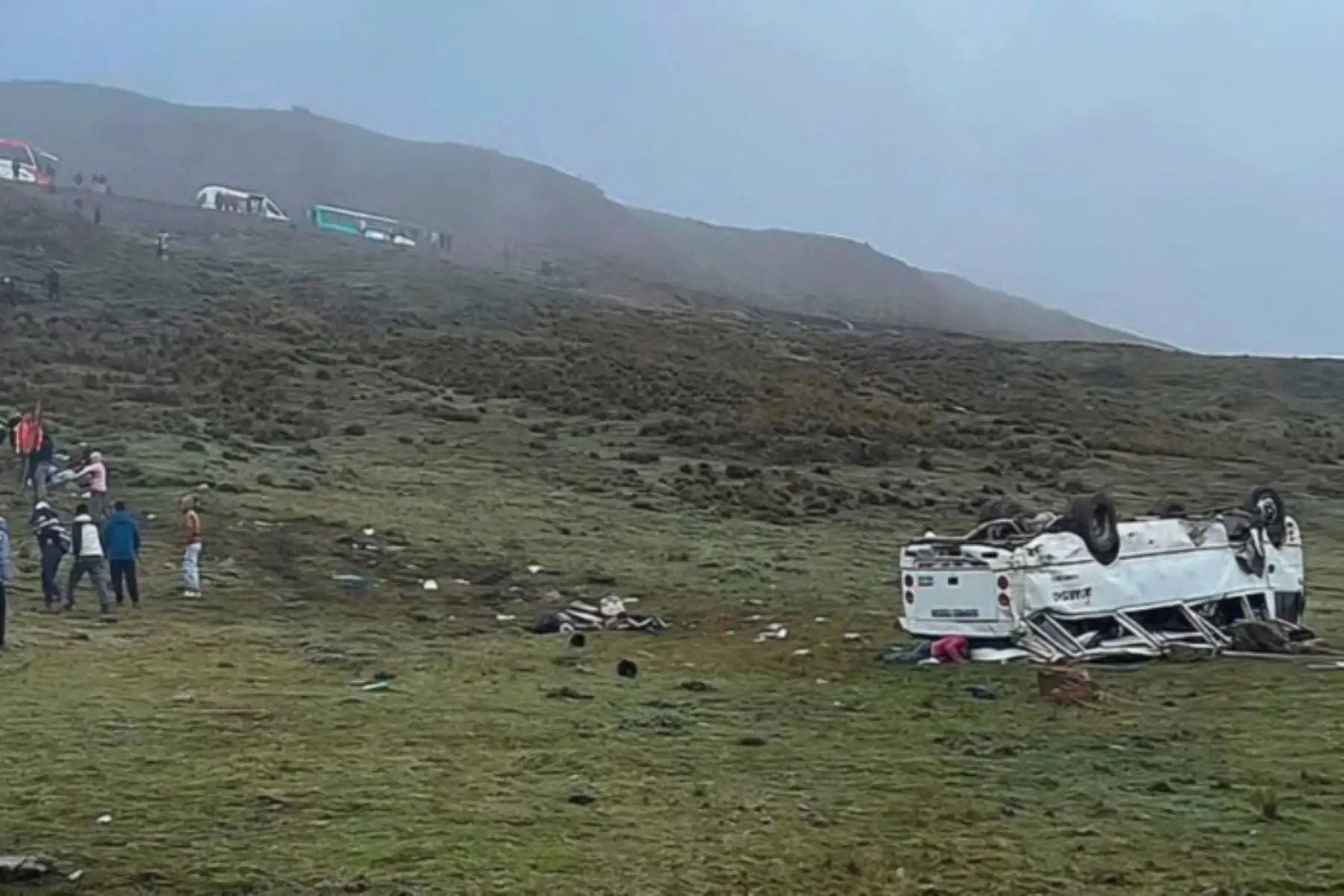 Tragedia en Huarochirí: Se eleva a 10 el número de víctimas tras la caída de un bus a un abismo